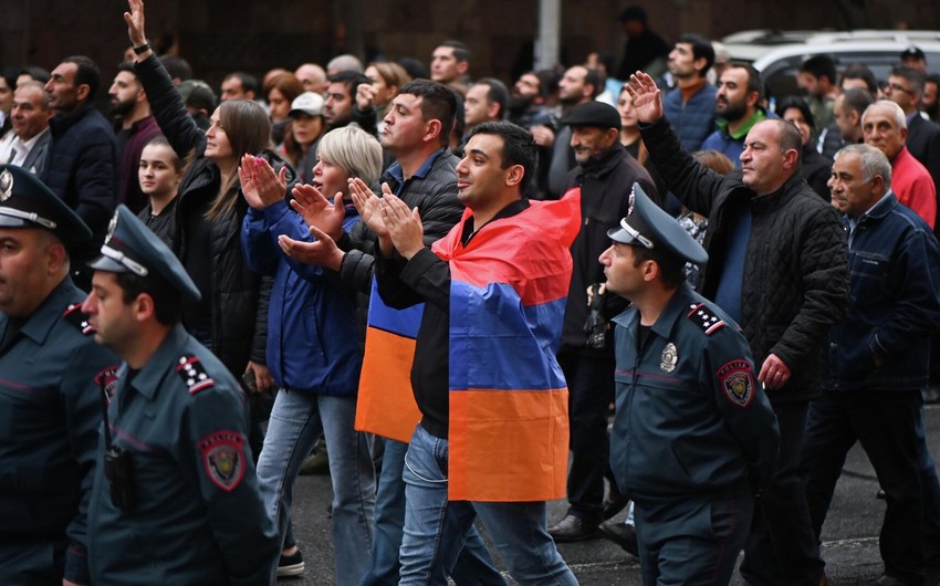 Opposition supporters march starts in center of Yerevan