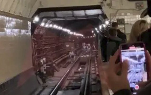 Moskvada metroda tüstülənmə baş verib- Video