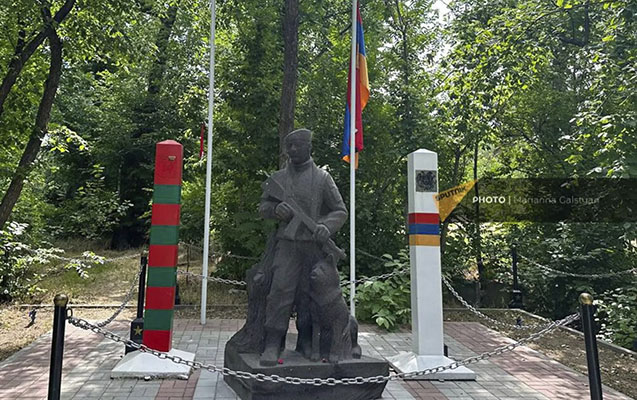 İrəvanın Qələbə parkında Rusiyanın bayrağını cırıb, gerbini sındırıblar