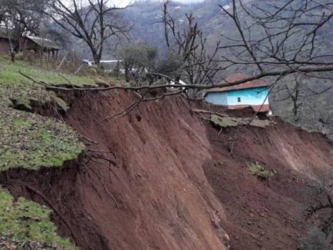 В Лерике произошел оползень: дорога Лерик-Лянкяран перекрыта