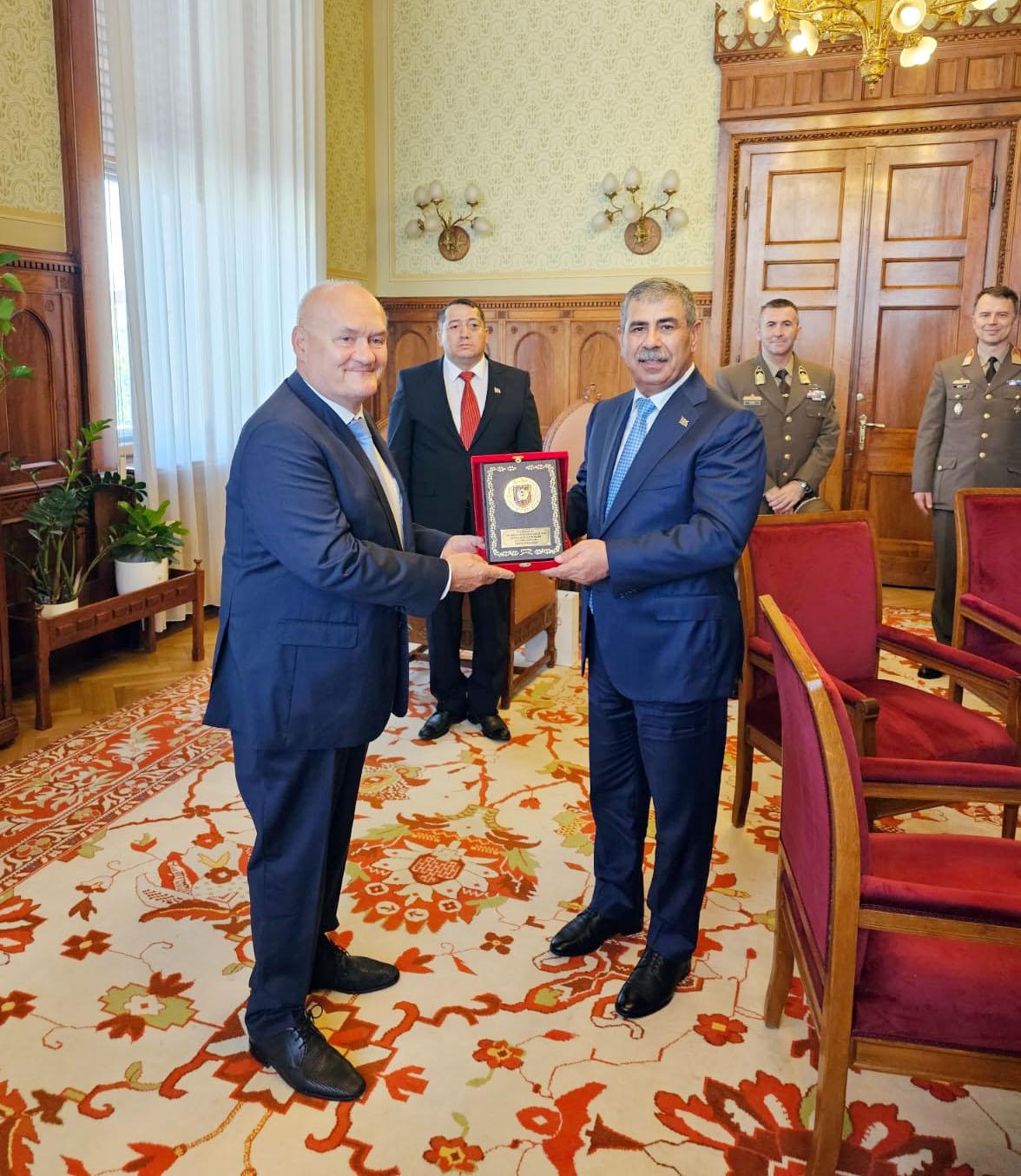 Министр обороны Азербайджана и зампред Национального собрания Венгрии обсудили перспективы сотрудничества