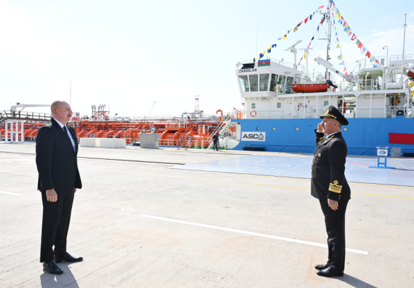 Ильхам Алиев на церемонии сдачи в эксплуатацию танкера «Зангилан»