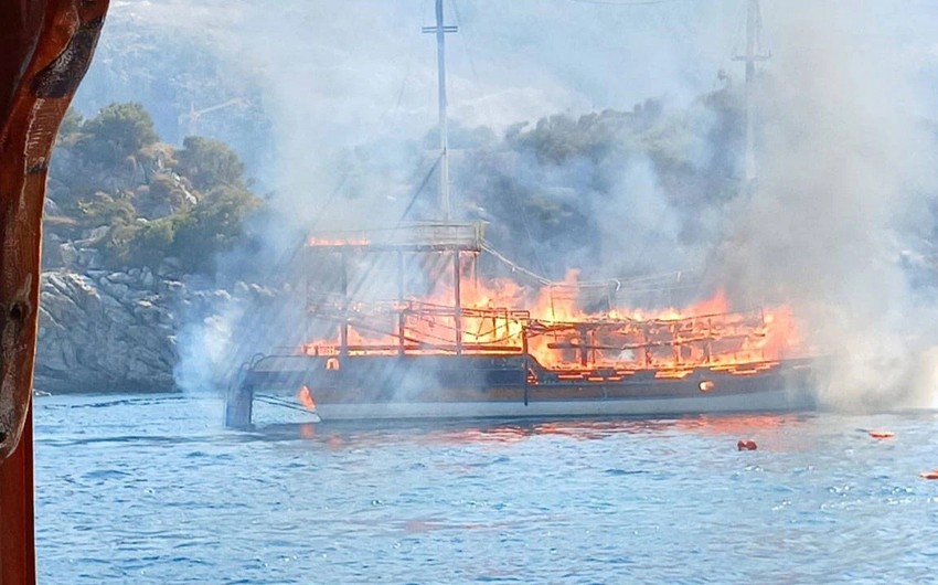 У берегов Мармариса на прогулочной яхте произошел пожар, есть пострадавшие