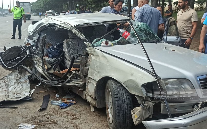 На дороге Баку-Сумгайыт автомобиль врезался в дерево