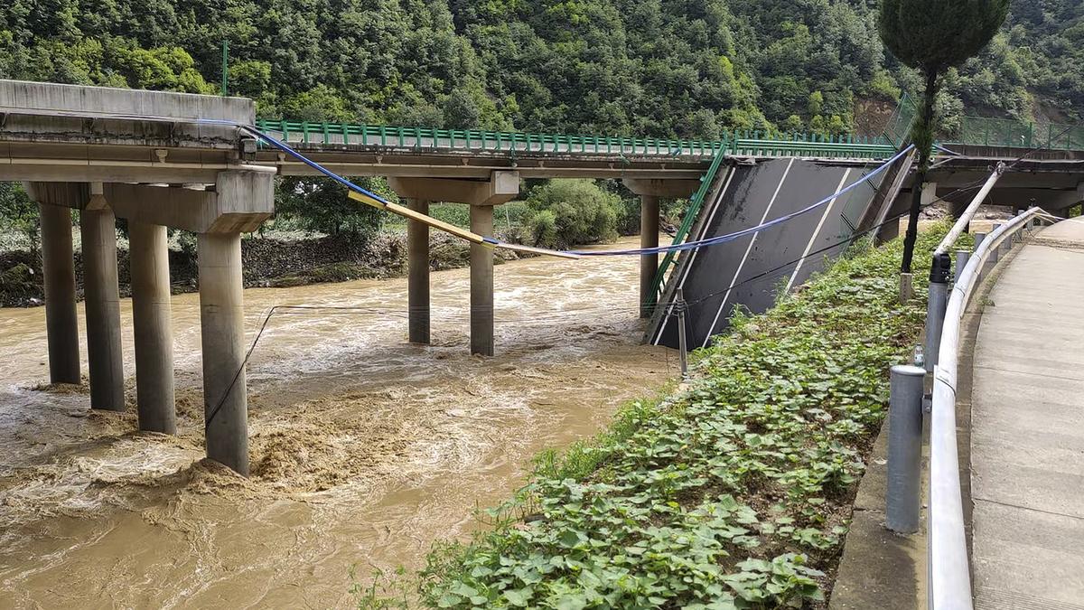 Çində avtomobil körpüsü uçub, 11 nəfər ölüb