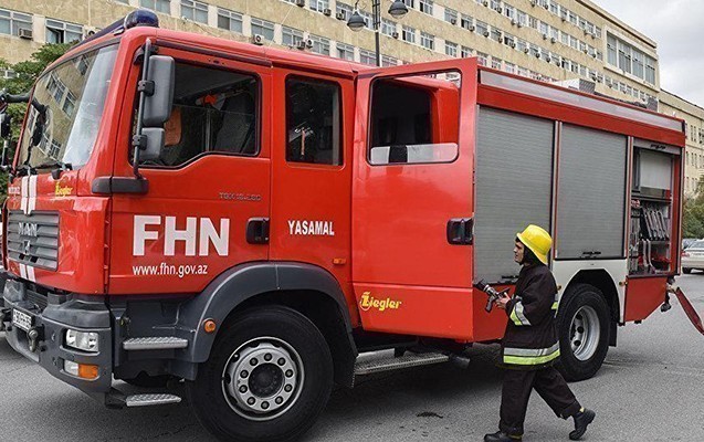 При пожаре в жилом здании в Баку скончался один человек