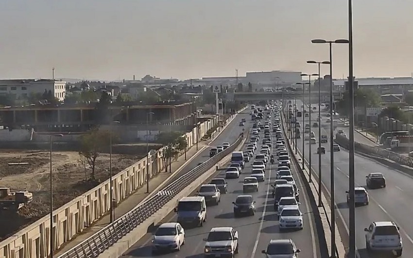 В Баку на ряде улиц затруднено движение транспорта