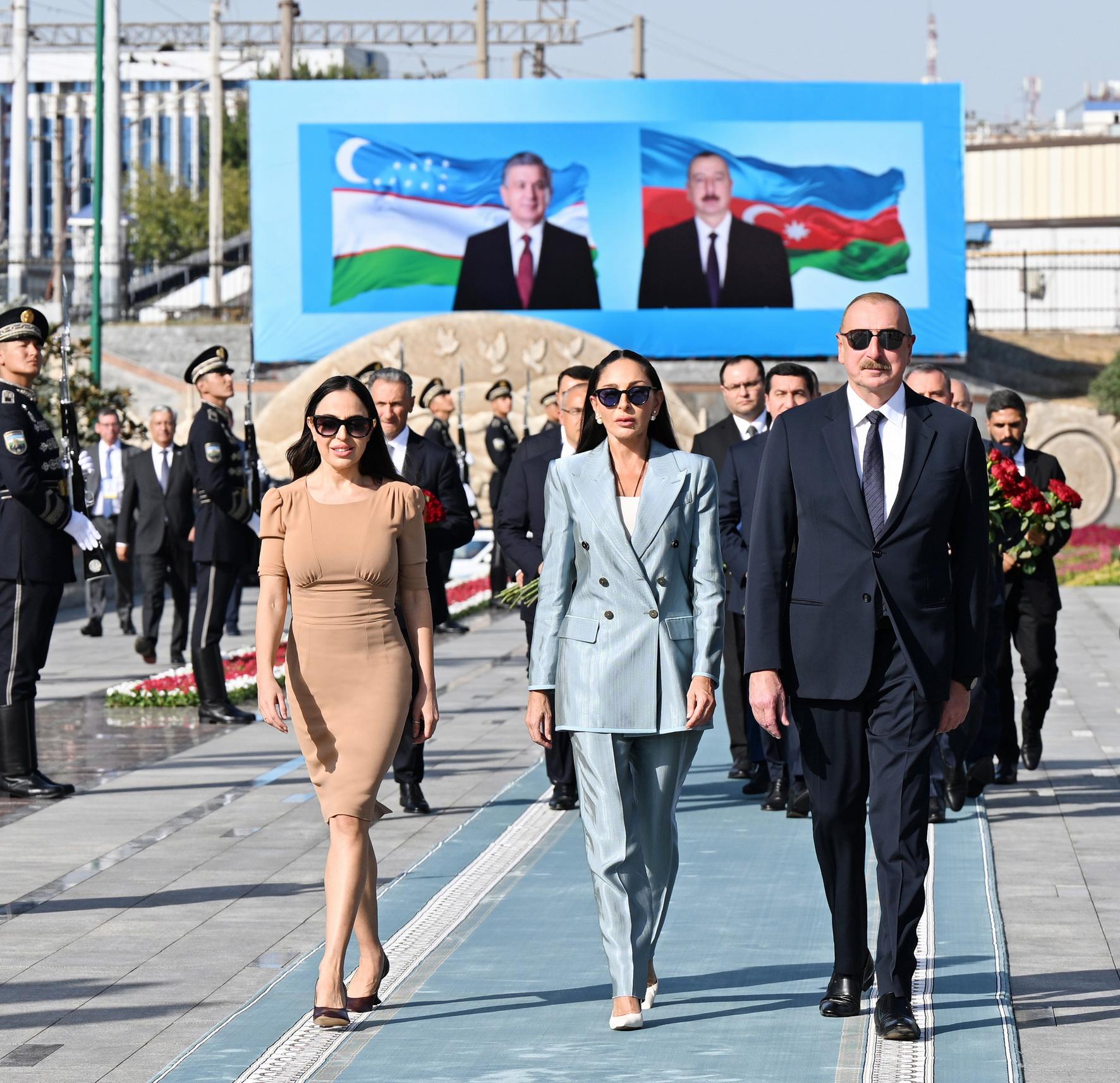 Prezident xanımı və qızı ilə Daşkənddə Heydər Əliyevin barelyefi önünə gül dəstələri qoyub - Yenilənib