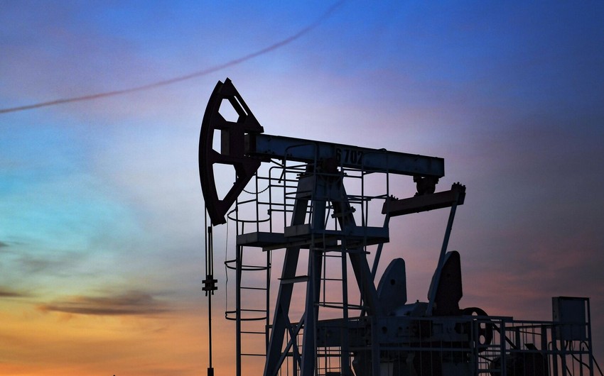 Azerbaijani oil price drops slightly