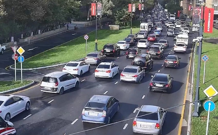 На нескольких улицах Баку затруднено движение транспорта