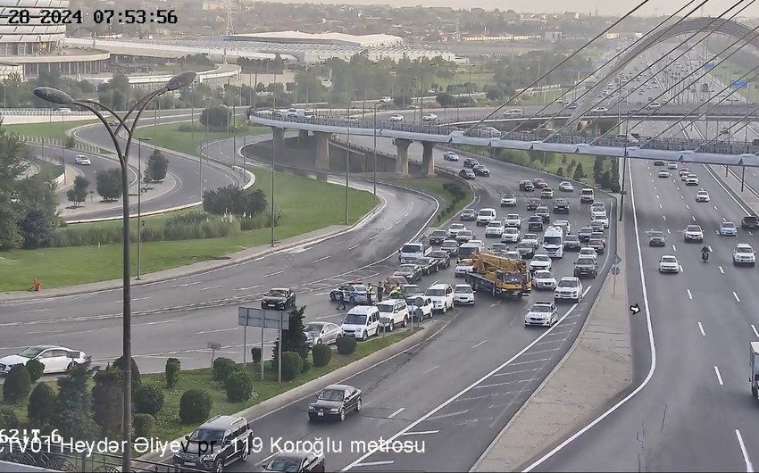 В Баку на одной из развязок ограничено движение из-за пролившегося на дорогу битума