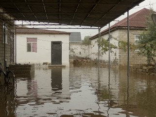 В Гаджигабуле после ливней затопило сотни домов