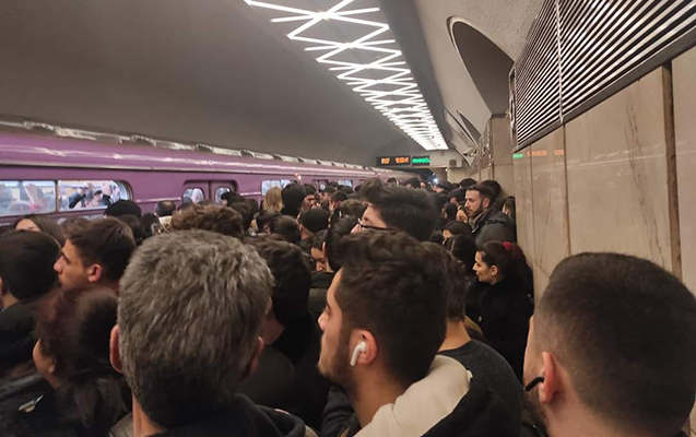 Metrosunda qatarların hərəkətində 11 dəqiqə yubanma olub