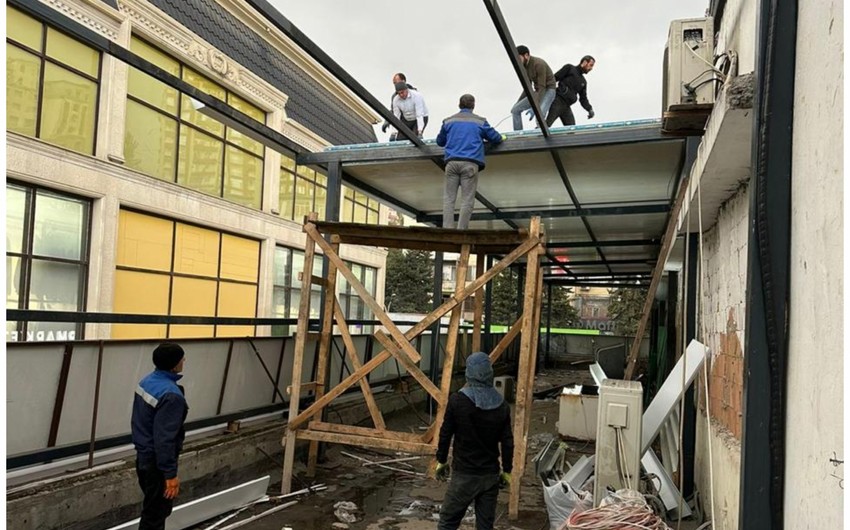 На одной из улиц Баку снесена незаконная пристройка