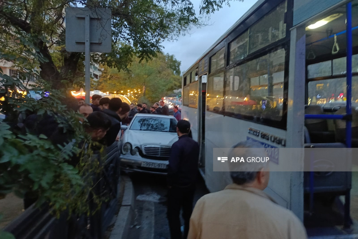 В Баку автобус столкнулся с автомобилем