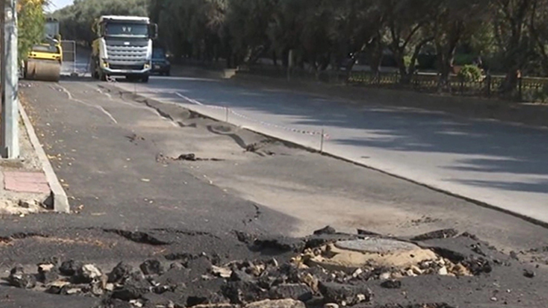 Bakıda yeni asfaltlanan yol çöküb - VİDEO