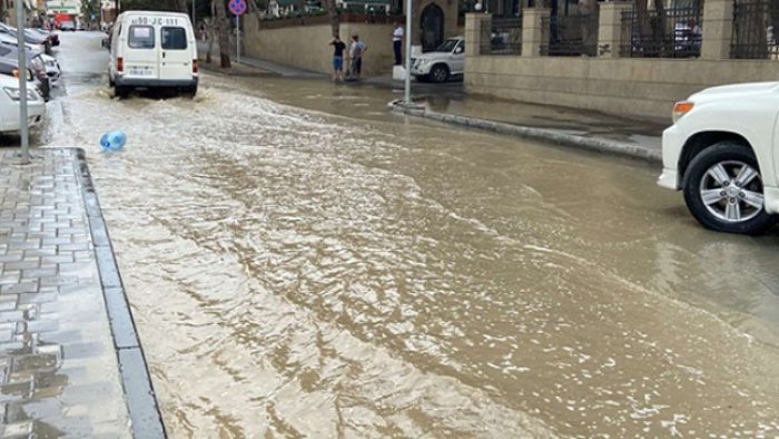 В Бадамдаре прорвало водопровод: улицу затопило