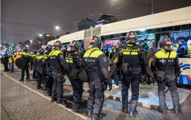 Amsterdamda israilli azarkeşlərə hücum olunub,10 nəfər yaralanıb - Video