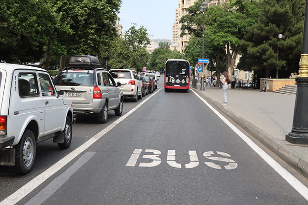 Daha bir küçədə avtobus zolağının qüvvədə olma vaxtını bildirən yol nişanı quraşdırılıb