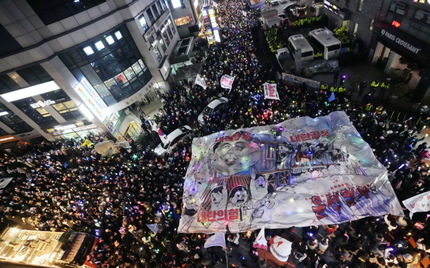 Сторонники и противники президента Южной Кореи вышли на акции протеста в Сеуле