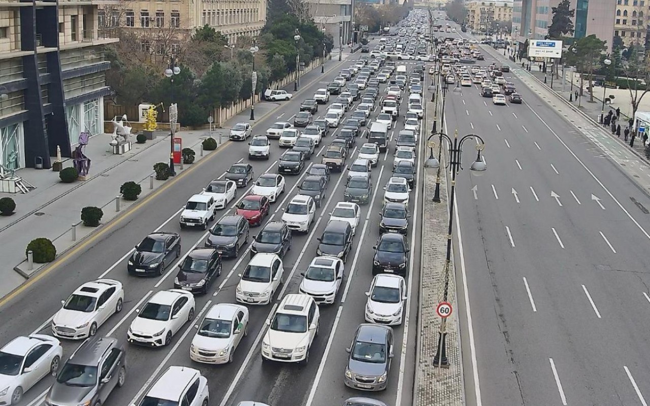 В Баку на ряде улиц и проспектов образовались пробки