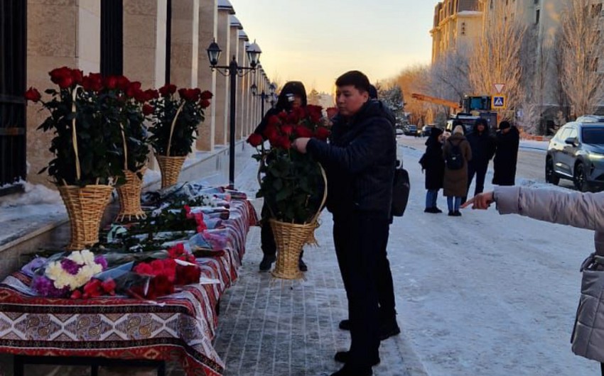 Media: Kazakhstanis bringing flowers to Azerbaijan's embassy in Astana