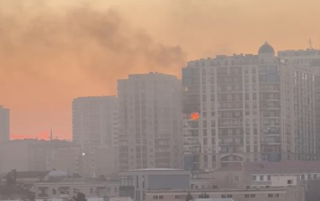 Bakıda yaşayış binasında yanğın söndürülüb - Video - Yenilənib