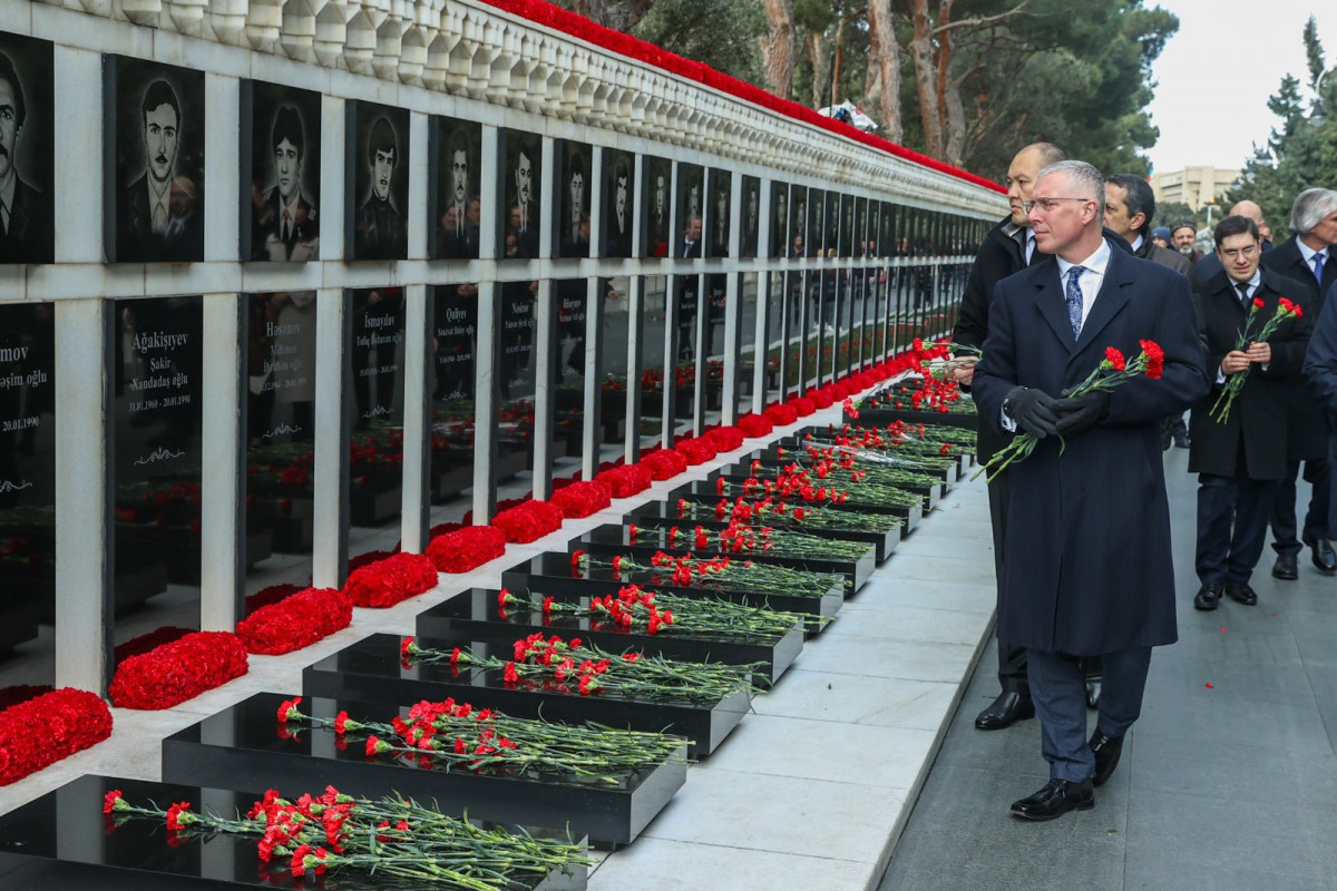 Britaniya səfiri 20 Yanvar şəhidlərinin xatirəsini anıb