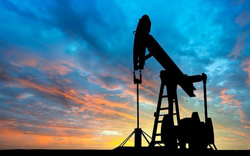 Oil prices fall slightly