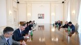Əliyev Aİ komissarı ilə görüşdə sülh və enerji əməkdaşlığını müzakirə edib