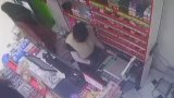 Bir neçə qadın mağazaya hücum edərək siqaret oğurlayıb - Video