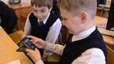 Məktəbə telefon gətirmək olar, istifadə etmək yox - nazir yeni qərarı təsdiq edib