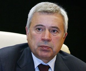 Azərbaycanlı milyarder şirkətini satır