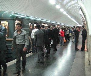 Bakı metrosunda qadın kişi davası - VİDEO