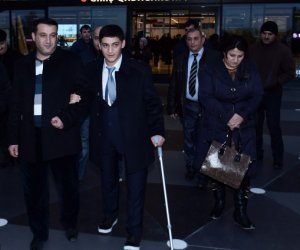 Yaralı əsgərimiz vətənə döndü - Foto+Video