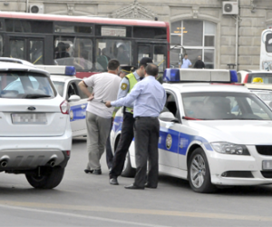 Bakıda olay: Sürücü yol polisini döydü