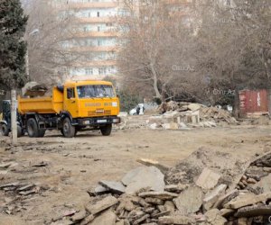 В Баку демонтируют памятник