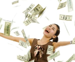 İnkasator maşını yerə milyon dollarlar səpdi - VİDEO