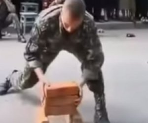 Erməni əsgərin “şousu”