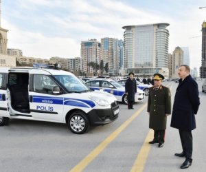 İlham Əliyev yeni polis maşınları ilə tanış oldu - FOTOLAR