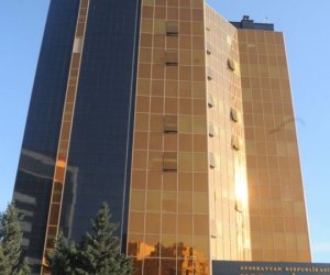 Azeri central bank abandons currency peg to U.S. dollar
