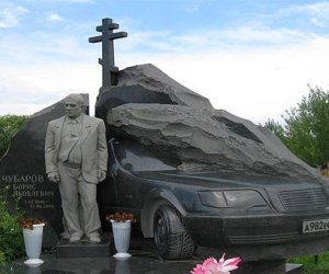 Mafiya babalarının gözqamaşdıran məzar daşları - FOTOLAR