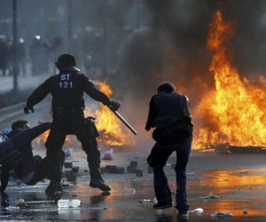 Almaniyada etirazlar, polis maşınları yandırıldı