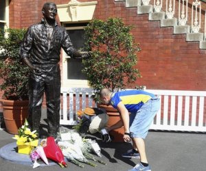 Richie Benaud: World pays tribute to cricket legend & commentator