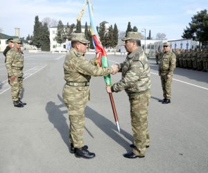 Закир Гасанов вручил боевые знамена