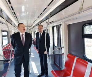 İlham Əliyev yeni metro qatarları ilə tanış oldu - Video+Fotolar