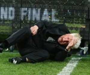 Президент упал с подиума