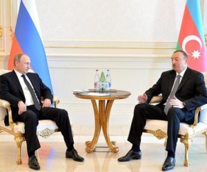 Putin courts gas-rich Azerbaijan