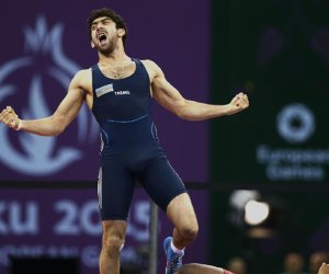 Fans roar as Azerbaijan wrestlers match Russia