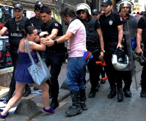 Gay Pride march in Istanbul turns violent